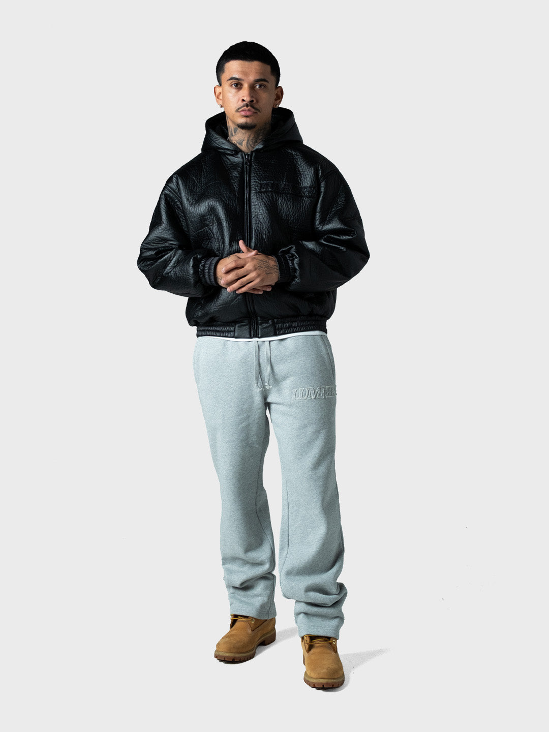 model full outfit voor met Lumi3re bomber jacket black