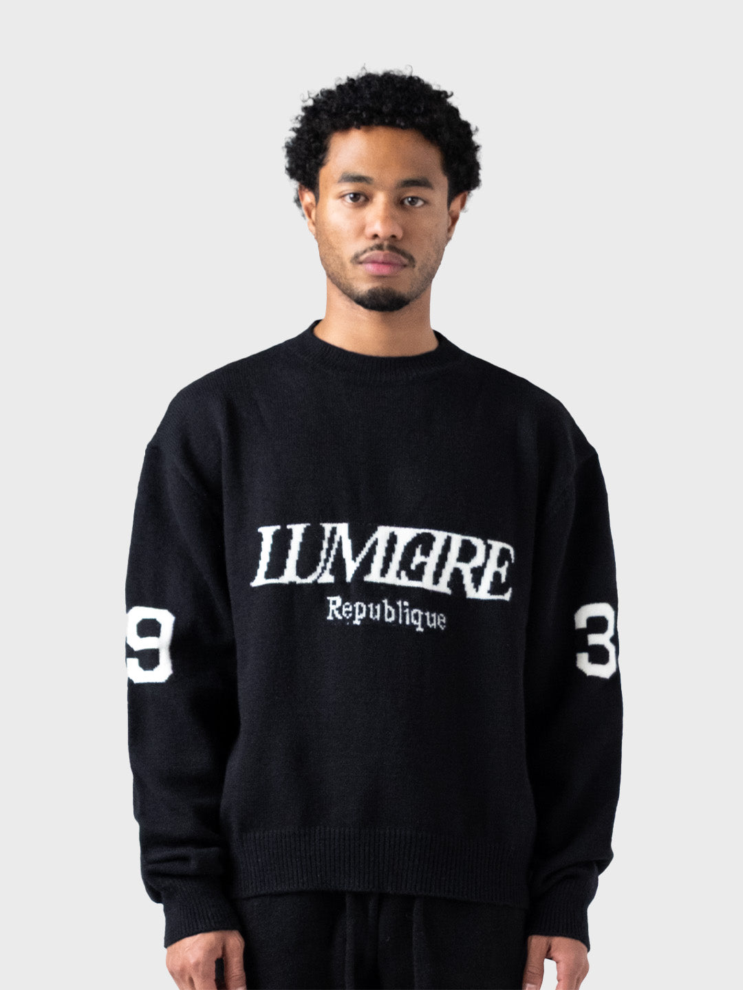 Model draagt Lumi3re Republique 1933 Knitted Sweater Black – voorkant