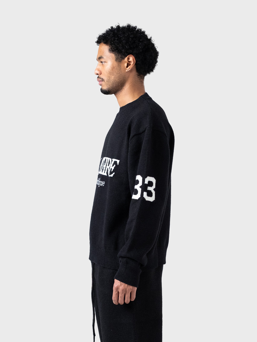 Model draagt Lumi3re Republique 1933 Knitted Sweater Black – zijkant