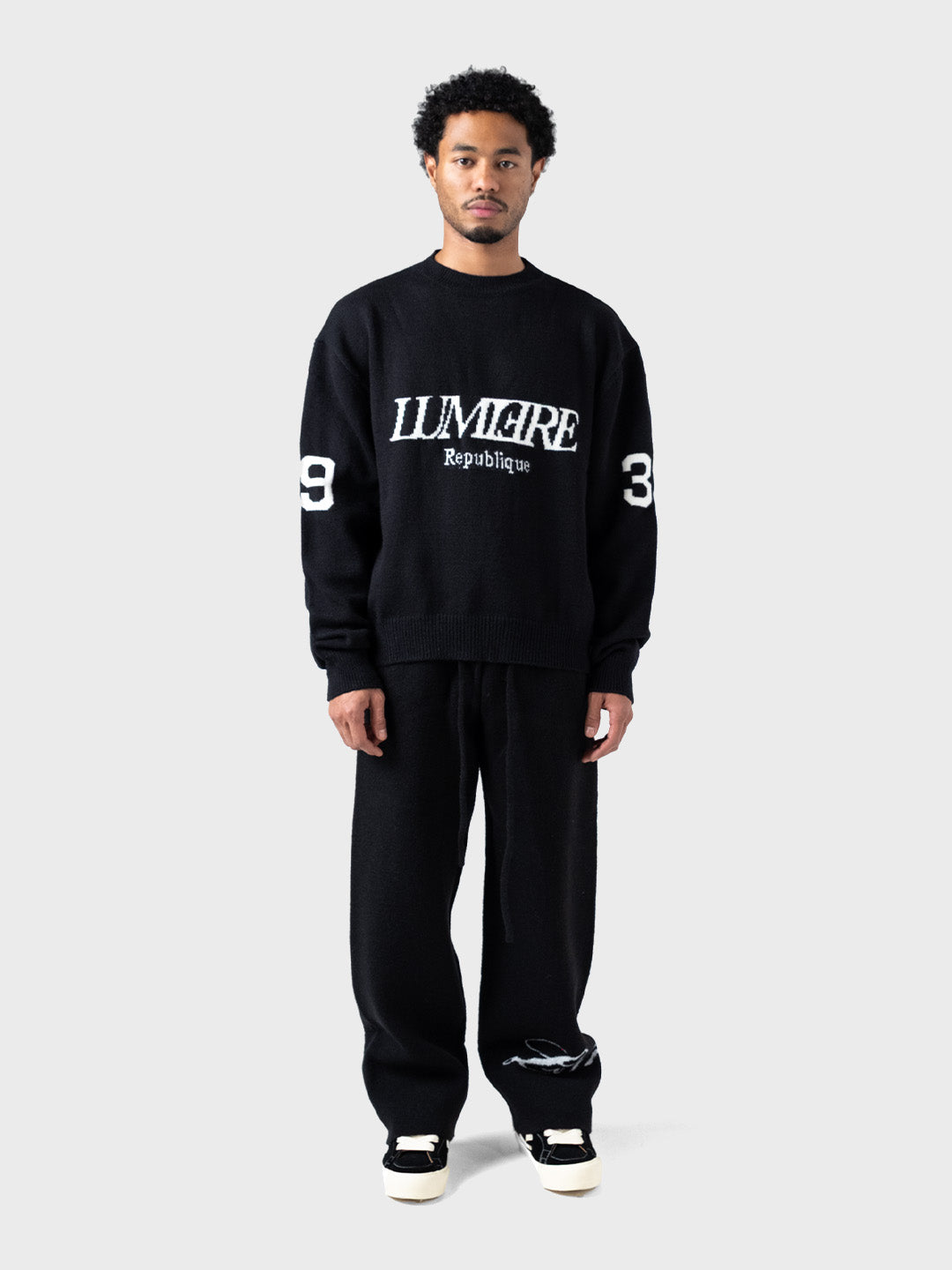 Model draagt Lumi3re Republique 1933 Knitted Sweater Black – full outfit