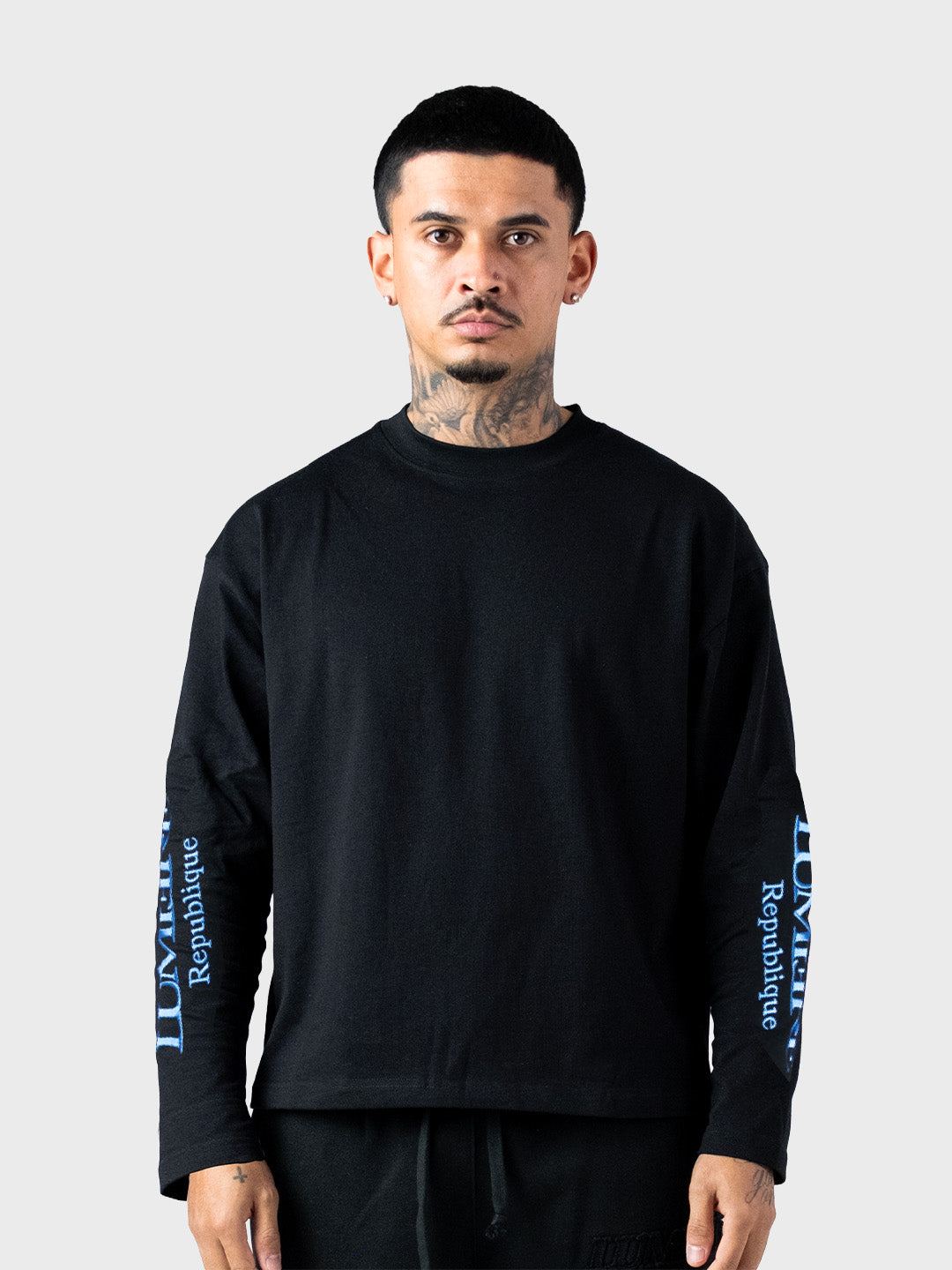 Lumi3re Republique Longsleeve Black model voorkant