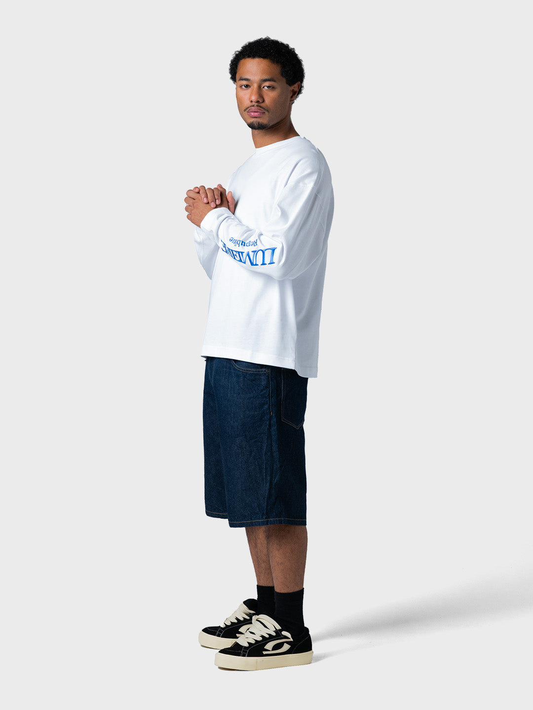 Lumi3re Republique Longsleeve T-Shirt wit, schuin voor full look