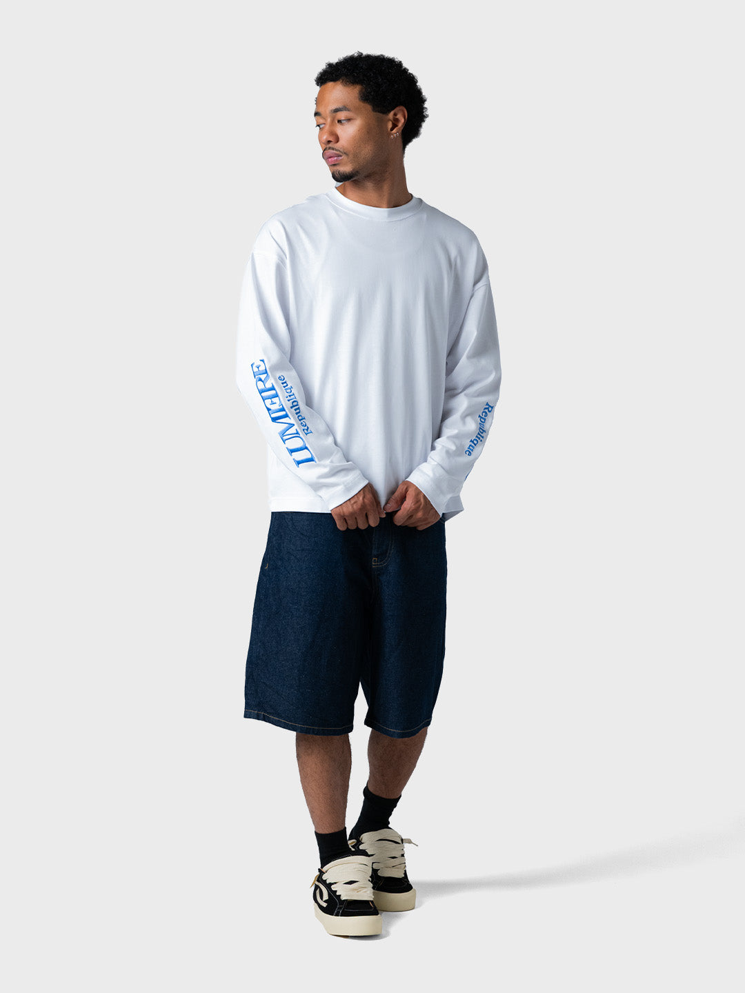 Lumi3re Republique Longsleeve T-Shirt wit, voorkant full look
