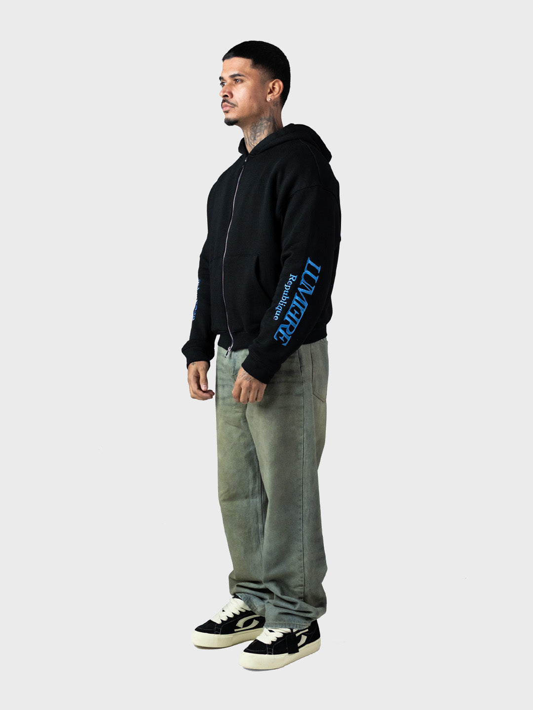 model schuin voor met Lumi3re Republique Zip Hoodie