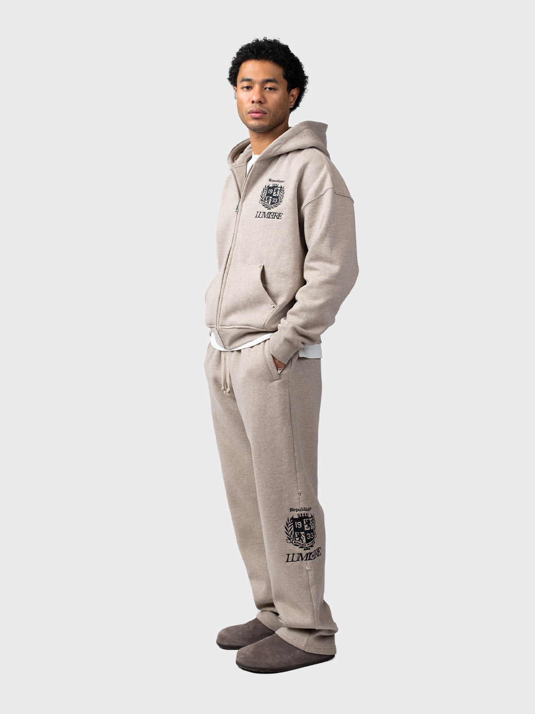Lumi3re Republique Zipper Tracksuit Light Brown – model zijaanzicht