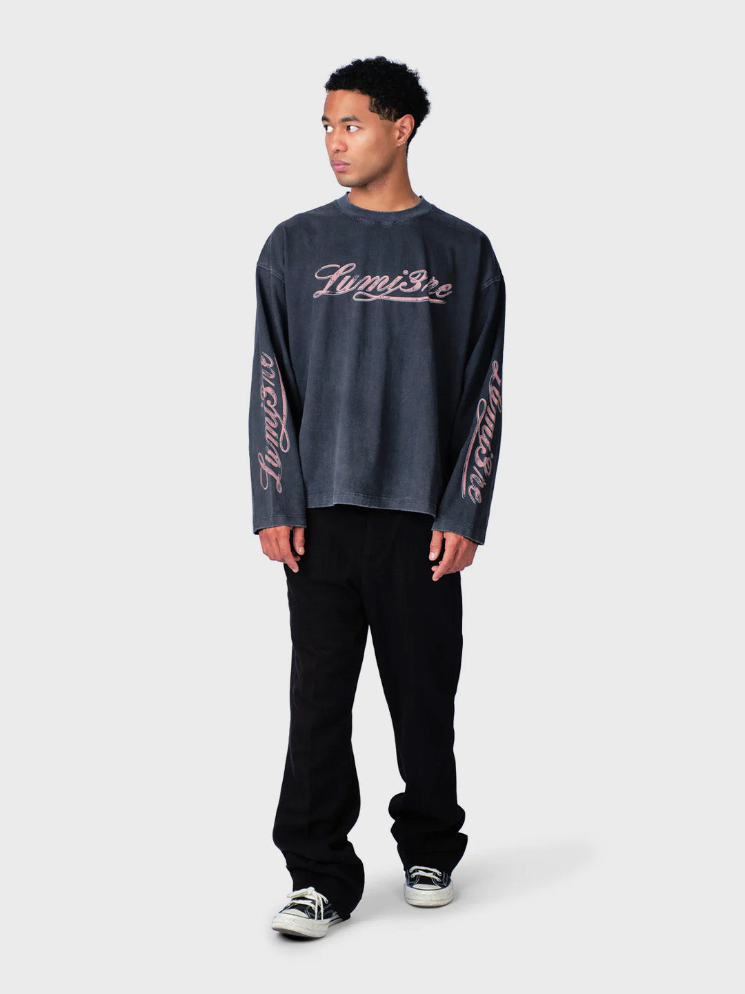 Lumi3re Script Logo Longsleeve Washed Grey - voorkant outfit
