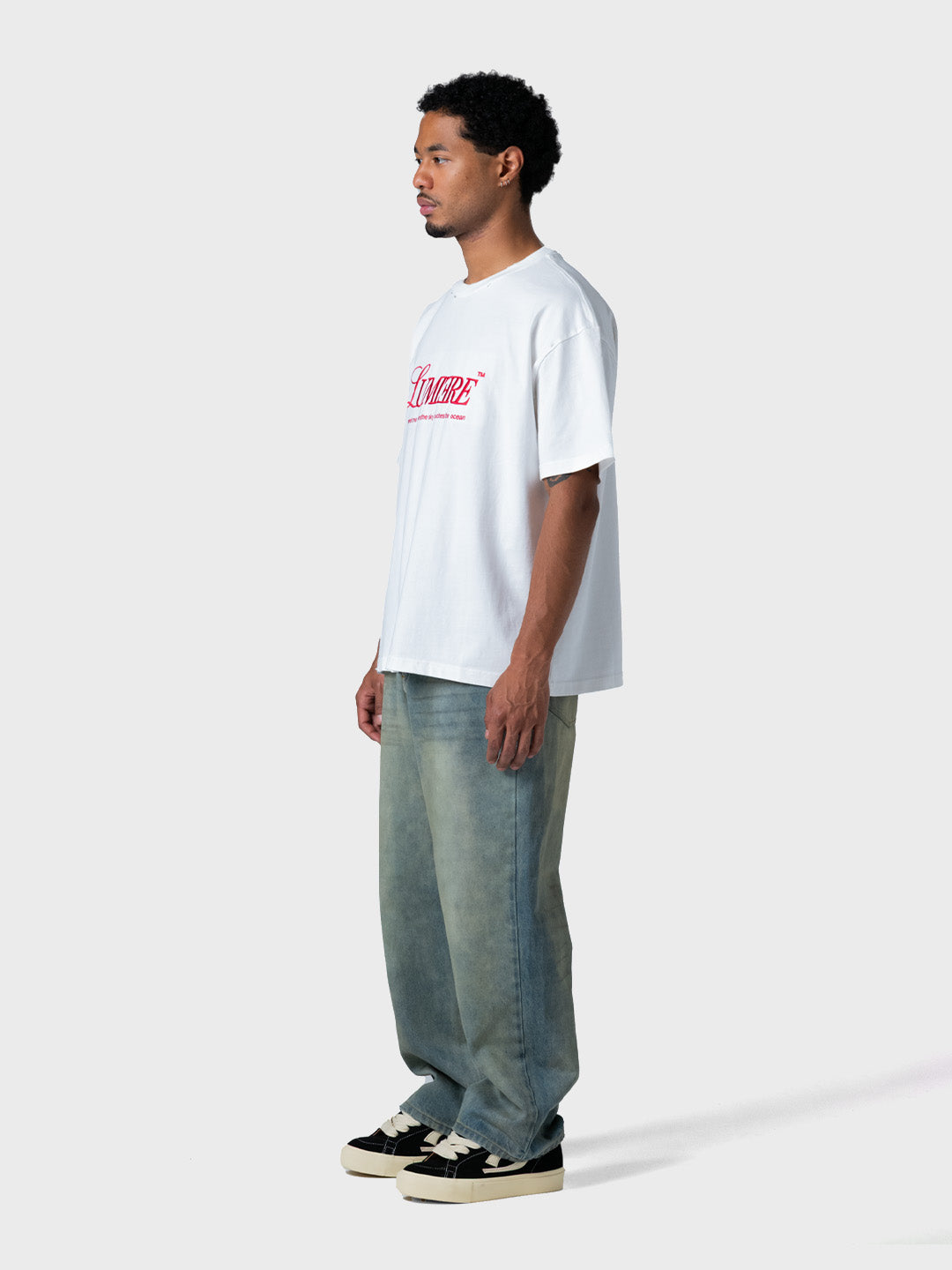Model draagt Lumi3re Sky T-Shirt White schuin vooraanzicht