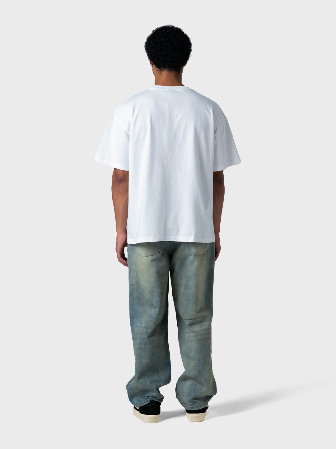 Model draagt Lumi3re Sky T-Shirt White achterkant