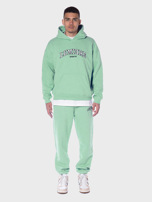 model voorkant met Lumi3re Sportif Tracksuit Light Green