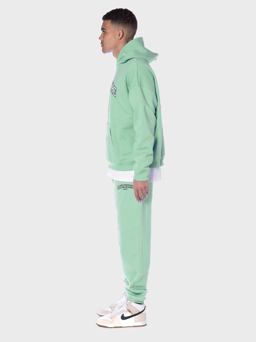 model zijkant met Lumi3re tracksuit