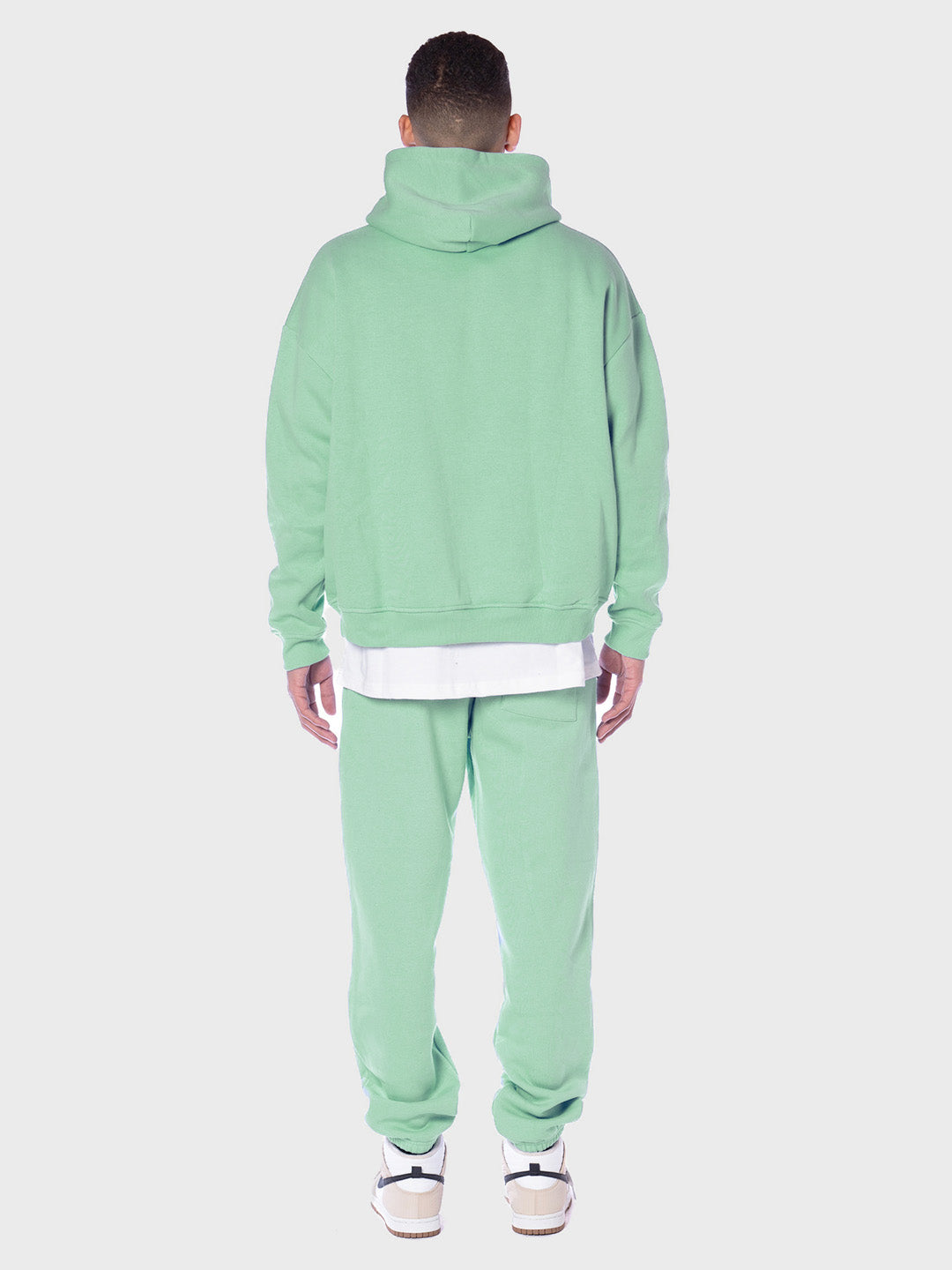 model achterkant met Lumi3re Sportif Tracksuit