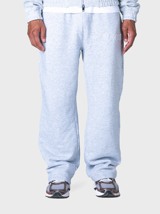 Model draagt grijze Lumi3re sweatpants met rechte fit, voorkant