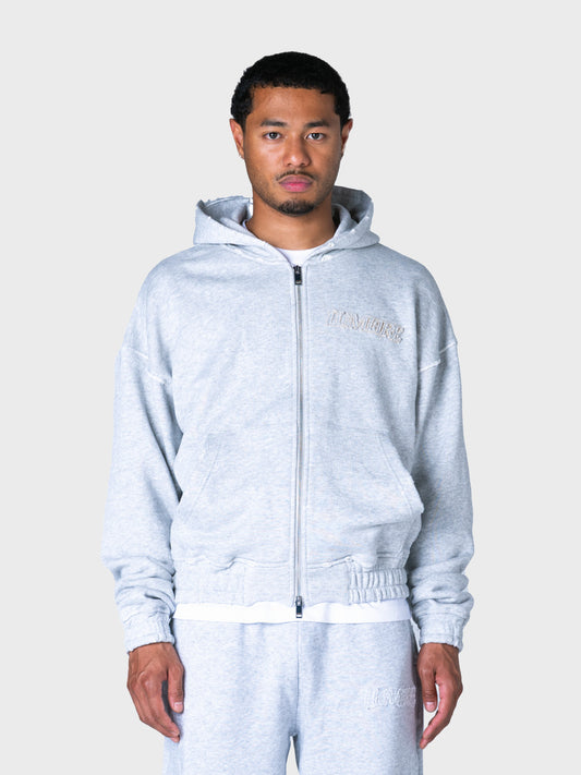 Model draagt grijze Lumi3re hoodie met rits, voorkant