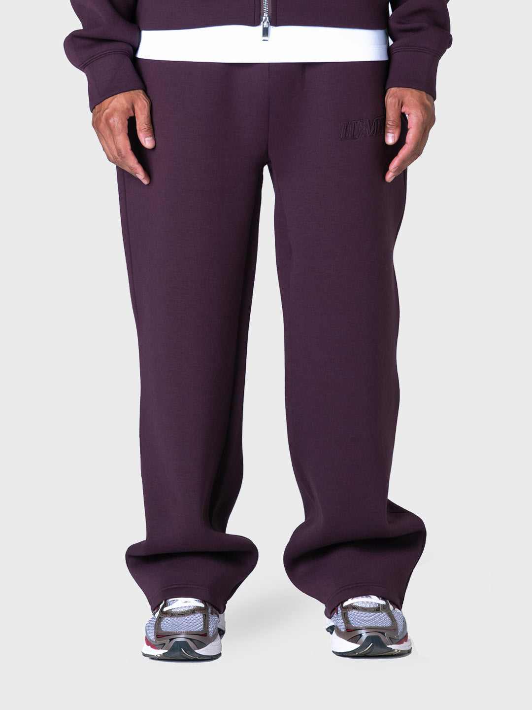 Lumi3re Space Scuba Trackpants in bordeaux, voorkant model