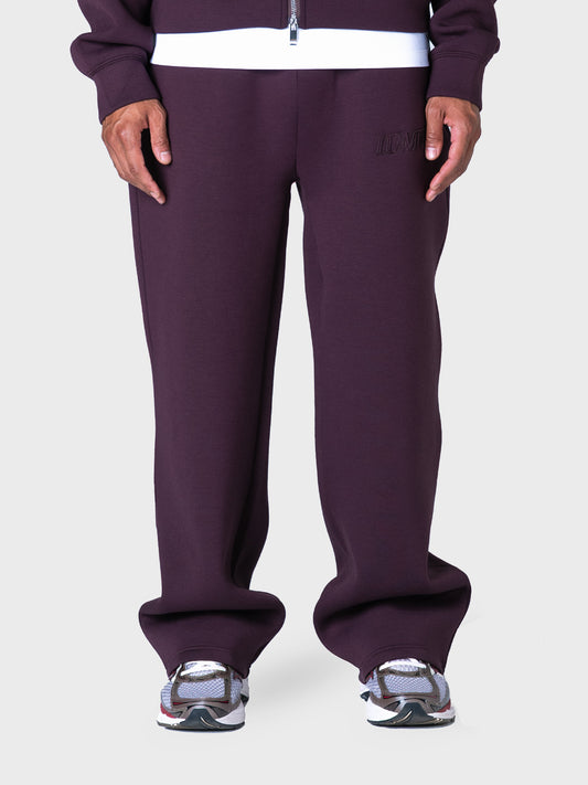 Lumi3re Space Scuba Trackpants in bordeaux, voorkant model