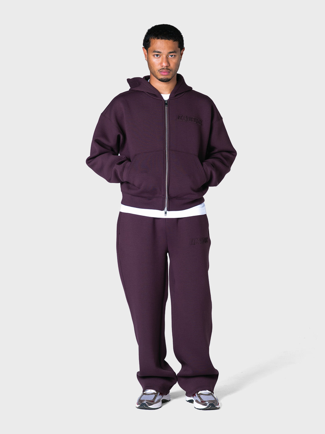 Lumi3re trackpants met bijpassende hoodie, voorkant outfit