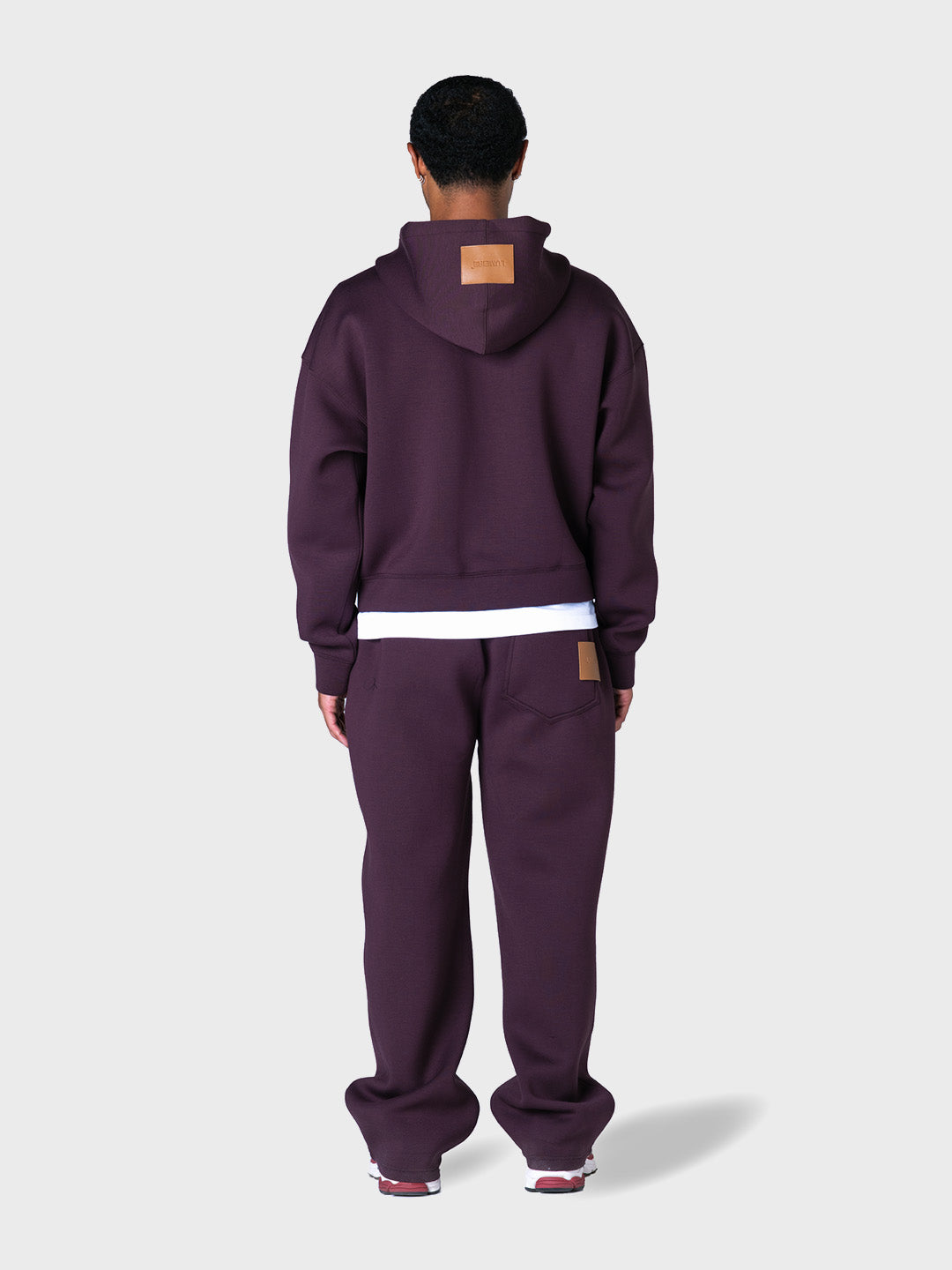 Achterkant full outfit met Lumi3re hoodie en trackpants