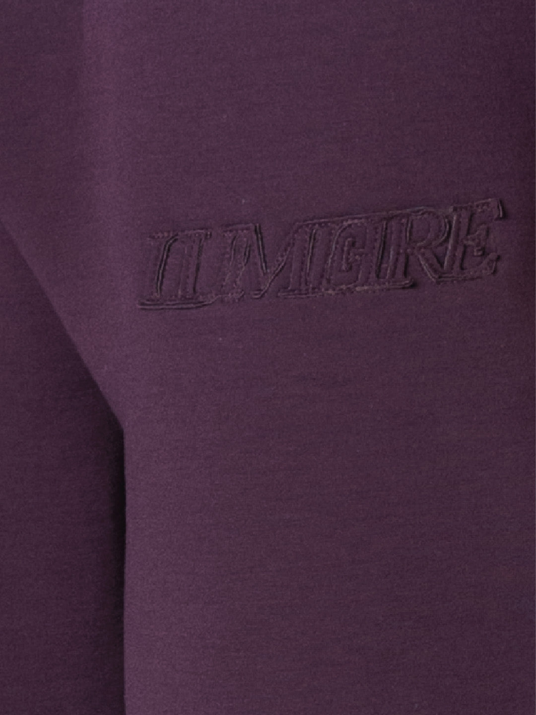 Close-up geborduurde branding op Lumi3re scuba trackpants