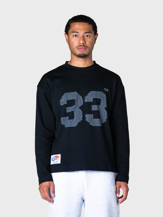 Model draagt Lumi3re Thirty-Three Longsleeve in zwart, voorkant