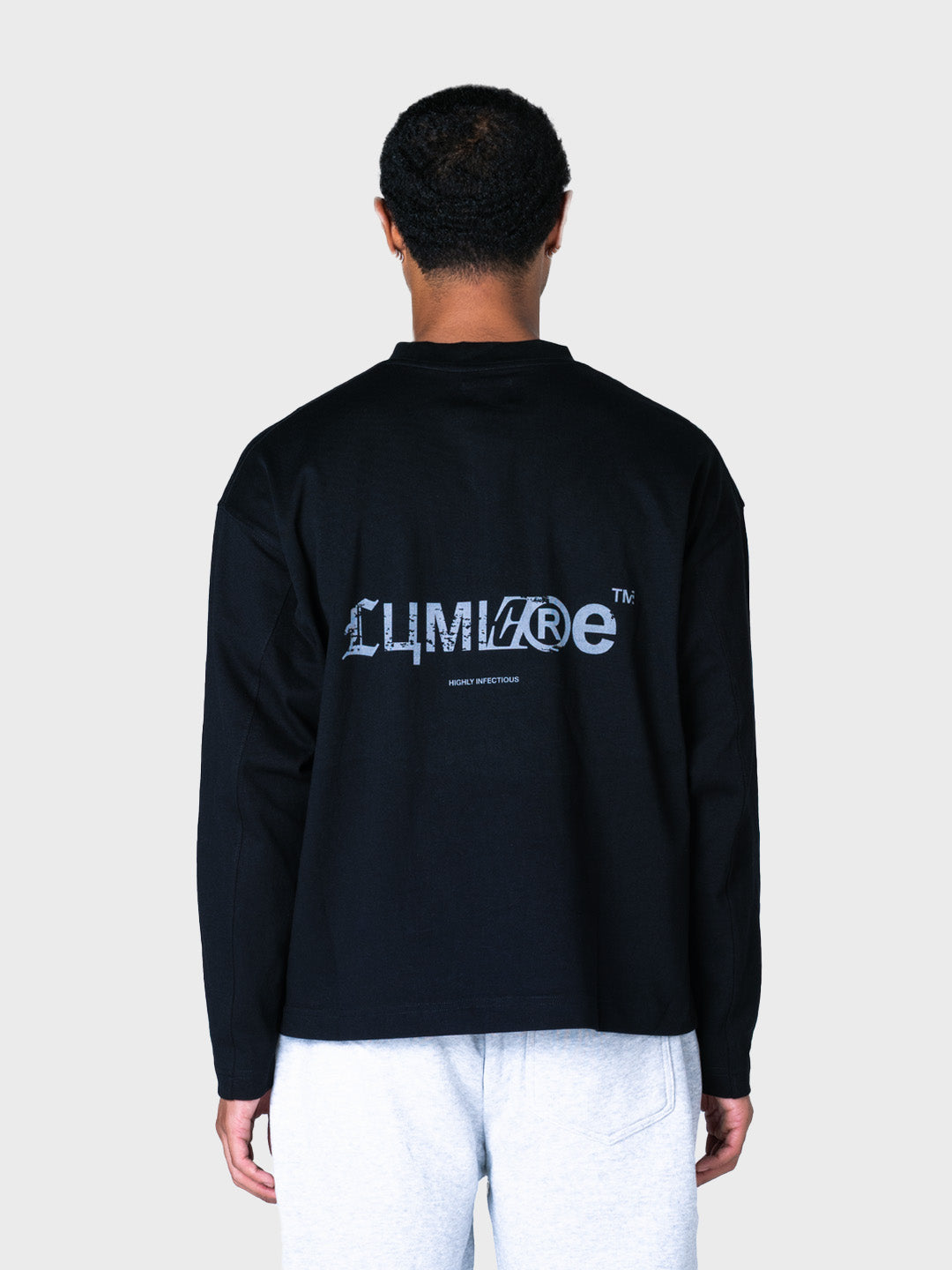 Model draagt zwarte Lumi3re longsleeve met rugprint