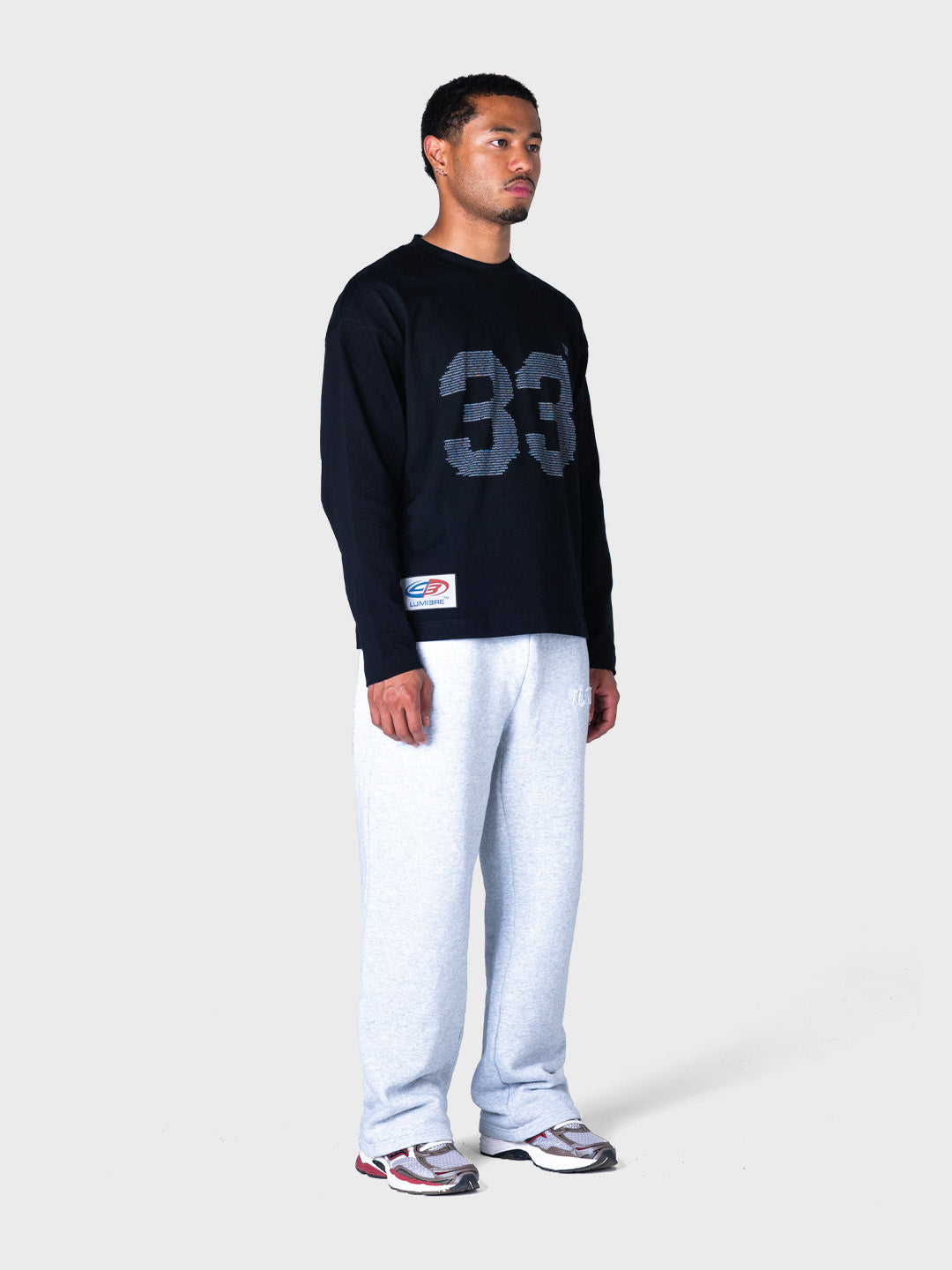 Lumi3re Thirty-Three Longsleeve T-Shirt zwart, schuin voor full outfit met sweatpants