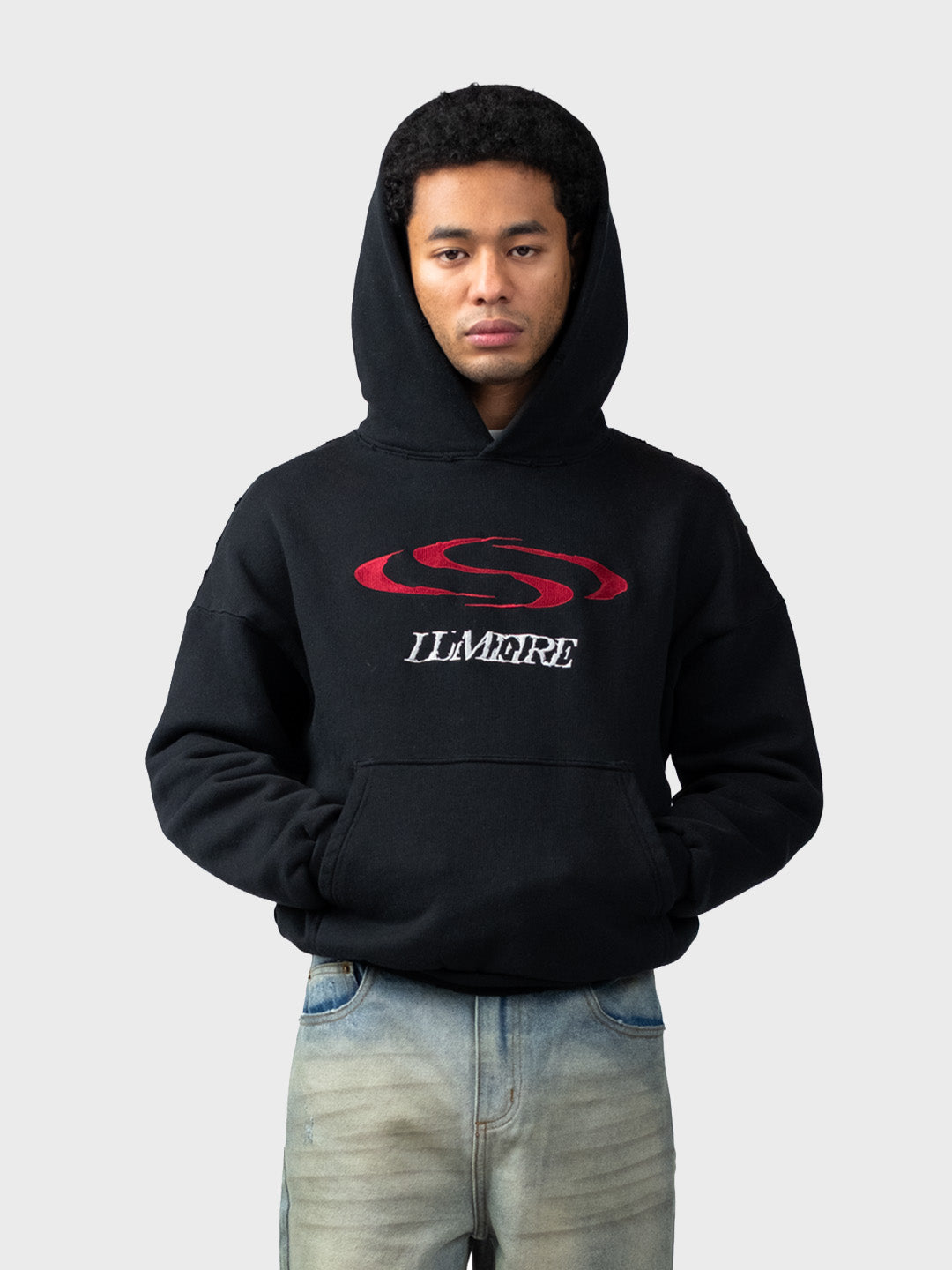 Lumi3re Vintage Wave Hoodie Black – model vooraanzicht met capuchon