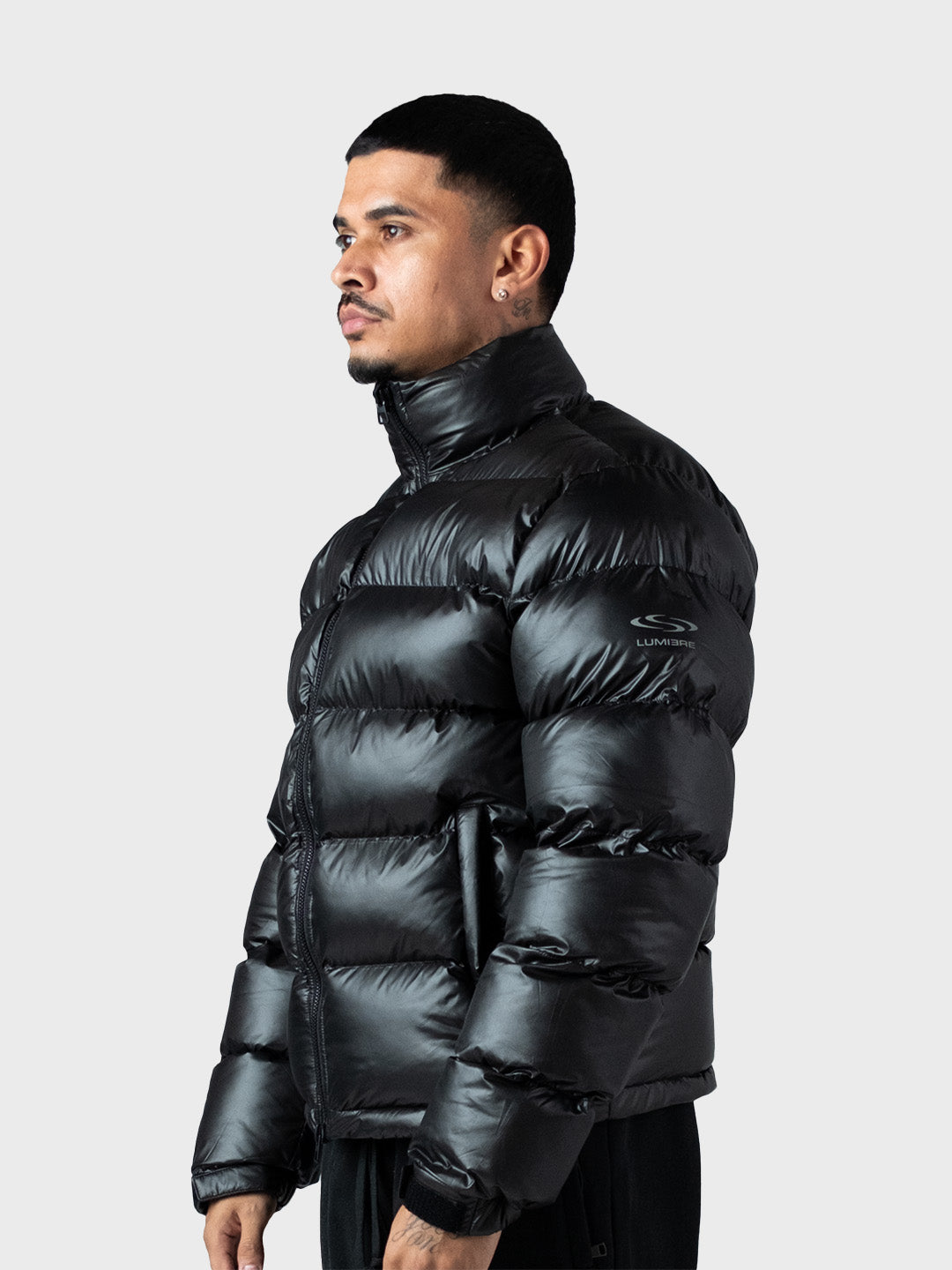 Lumi3re Wave Puffer Jacket Black model schuin voor