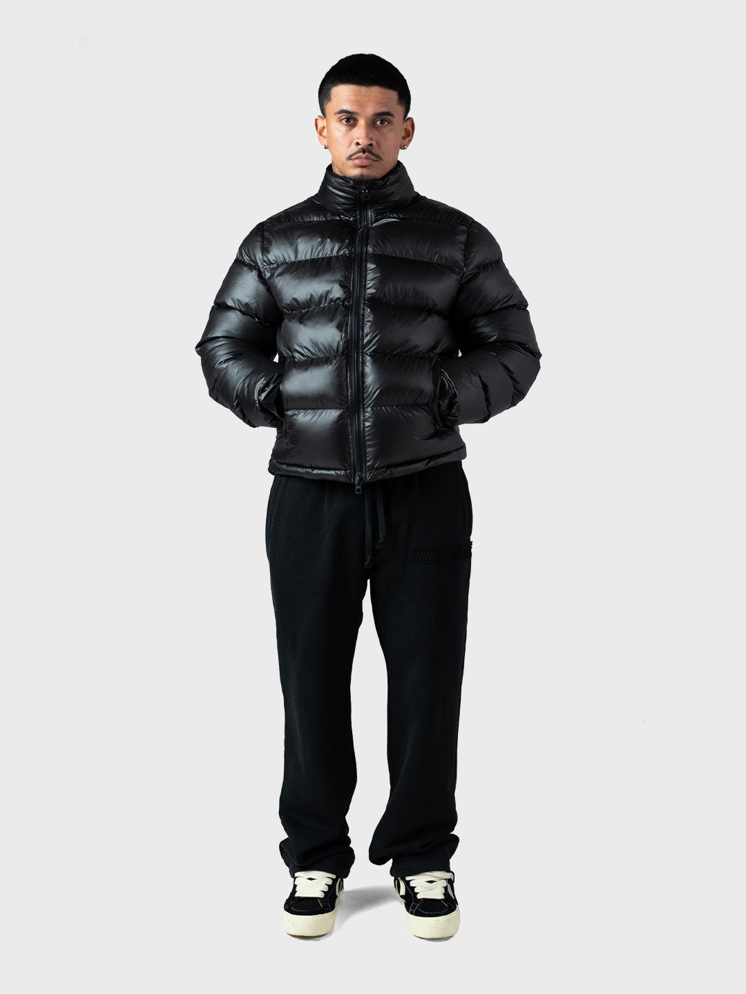 Lumi3re Wave Puffer Jacket Black model voor full outfit