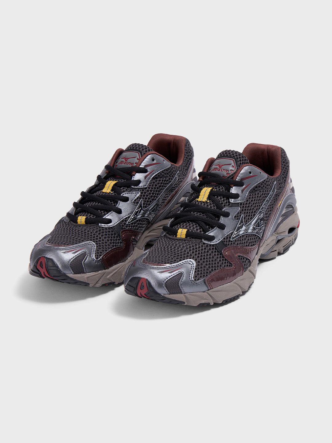 Mizuno Wave Rider 10 Black/Chicory Coffee — schuin vooraanzicht