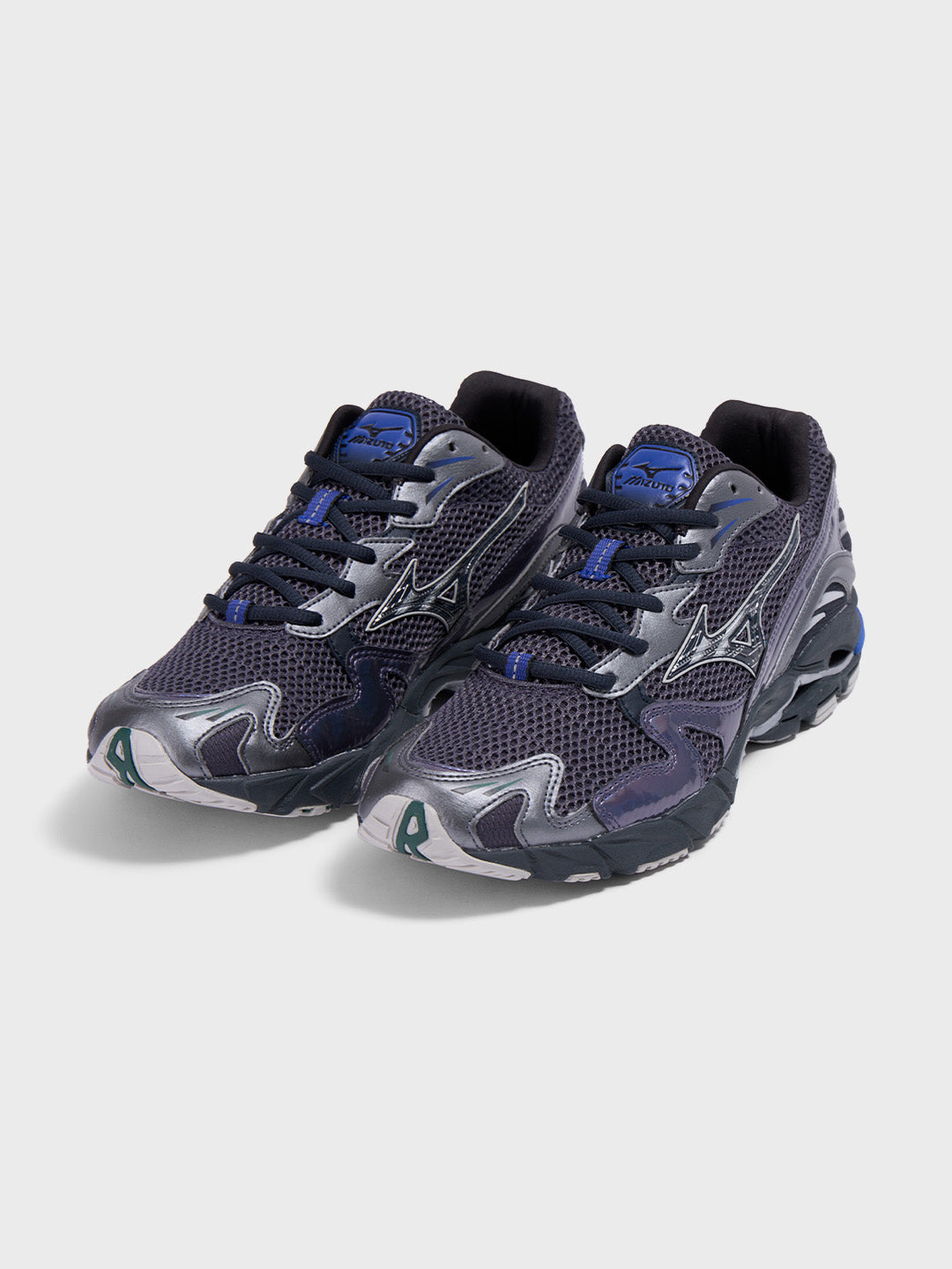 Mizuno Wave Rider 10 sneakers in Odyssey Grey — schuin vooraanzicht