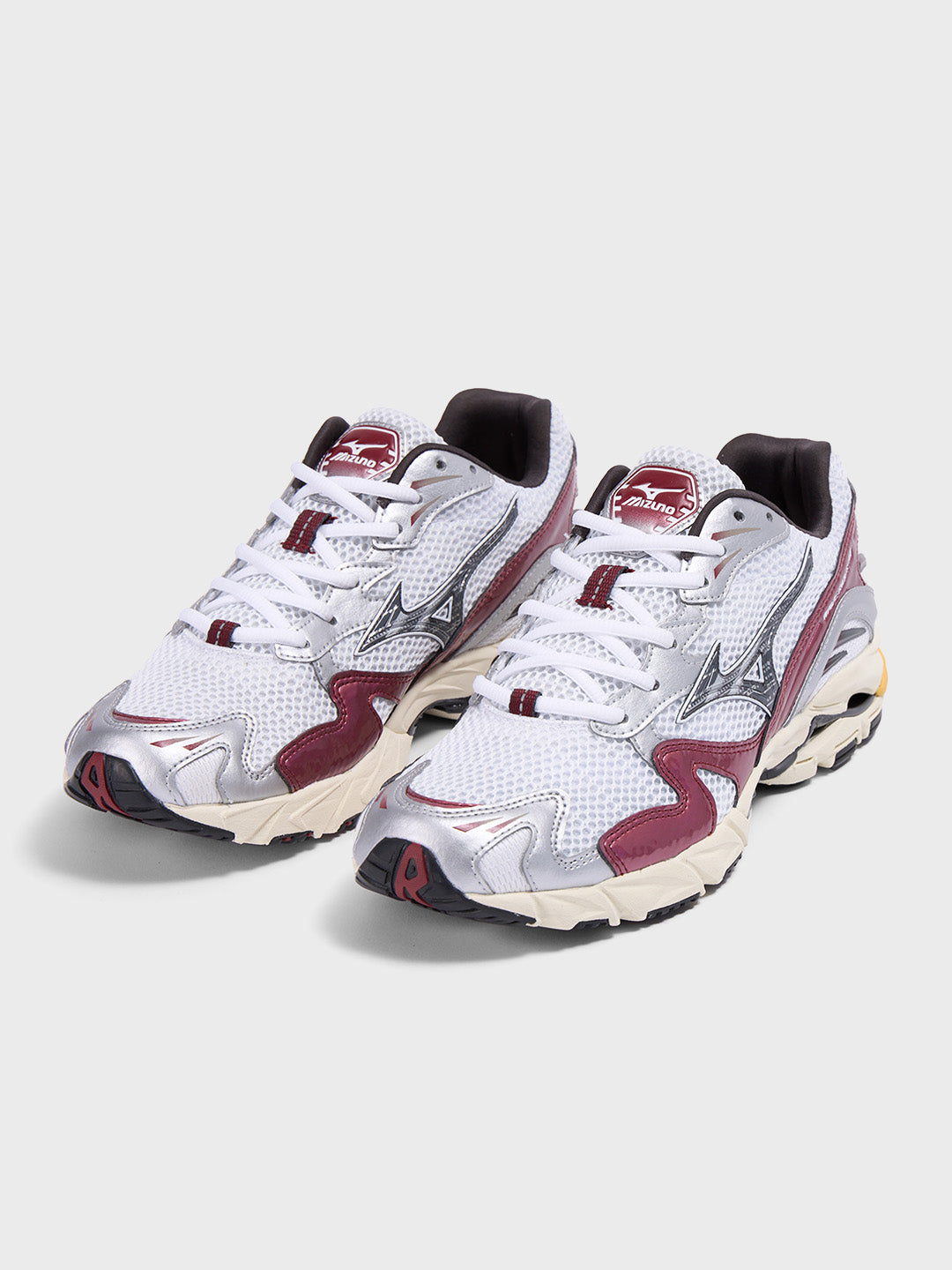 Schuin vooraanzicht van het paar Mizuno Wave Rider 10 sneakers