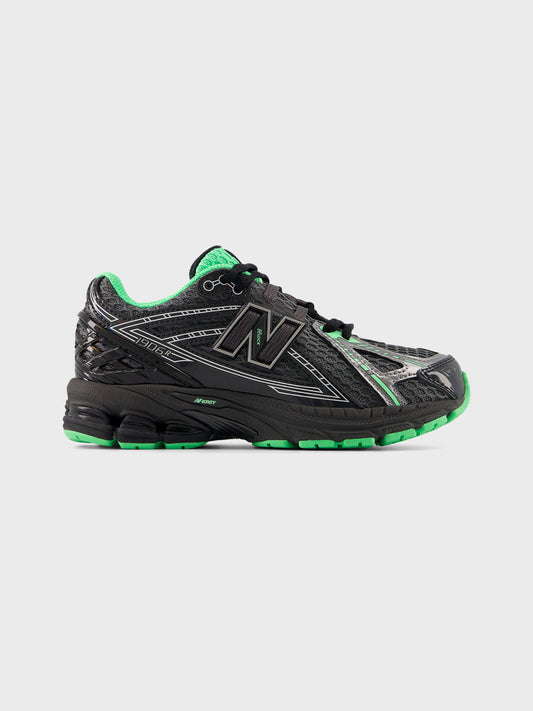Zijaanzicht van de New Balance 1906 kids sneakers in black/lime leaf