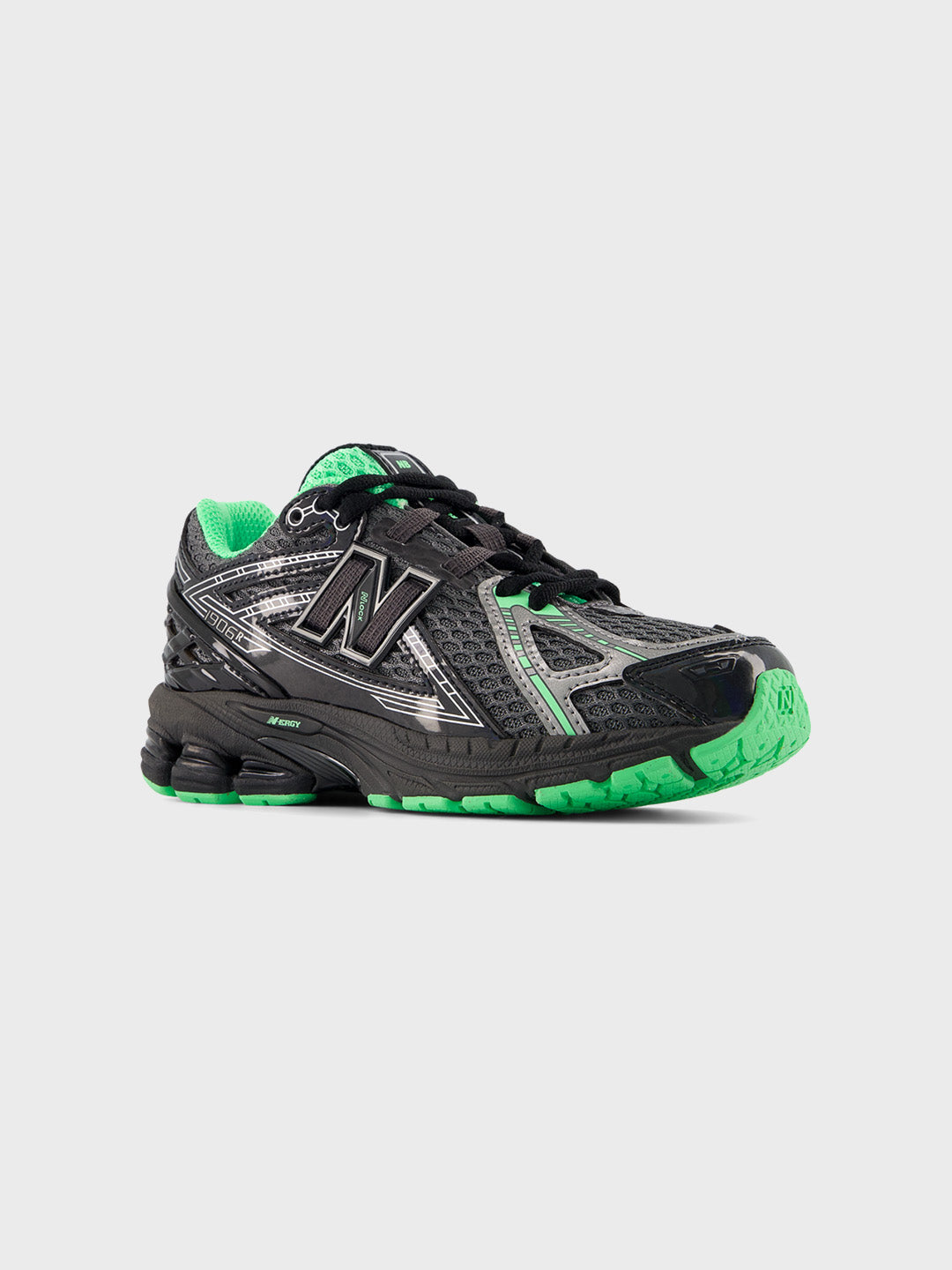 Schuin vooraanzicht van de New Balance 1906 kinderschoenen