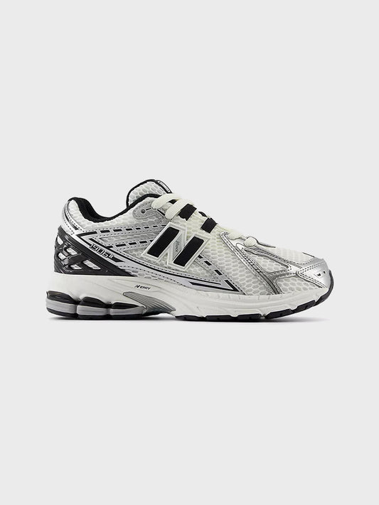 New Balance 1906 (PS) Kinderschoenen Silver Metallic/Black – PC1906ER – zijkant