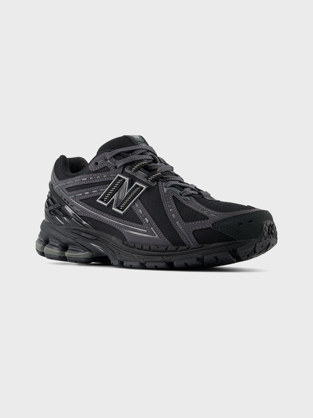 New Balance 1906 Black Phantom sneaker M1906RLB – schuin vooraanzicht