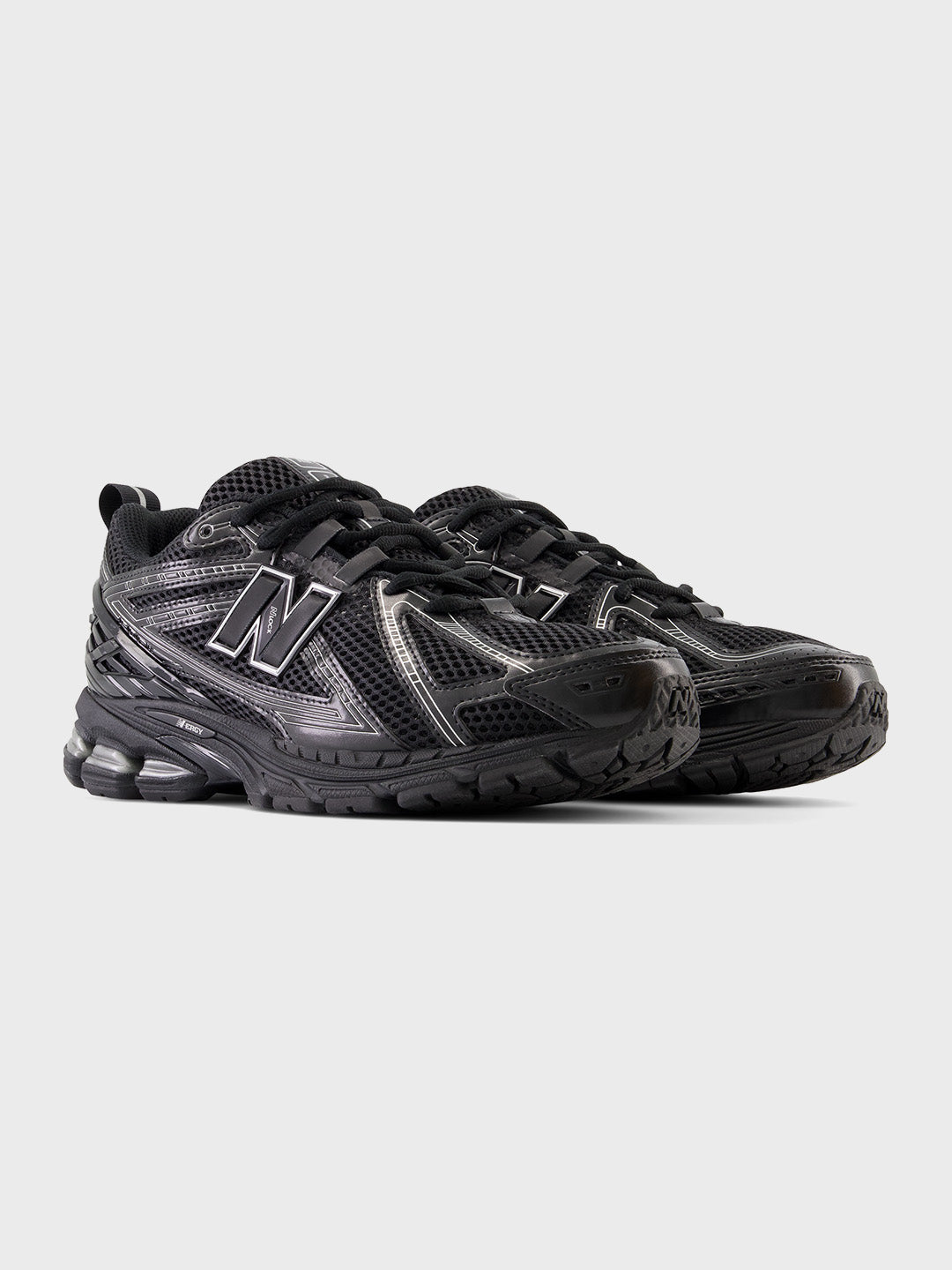 New Balance 1906 Sneakers Black Silver Metallic – schuin voor