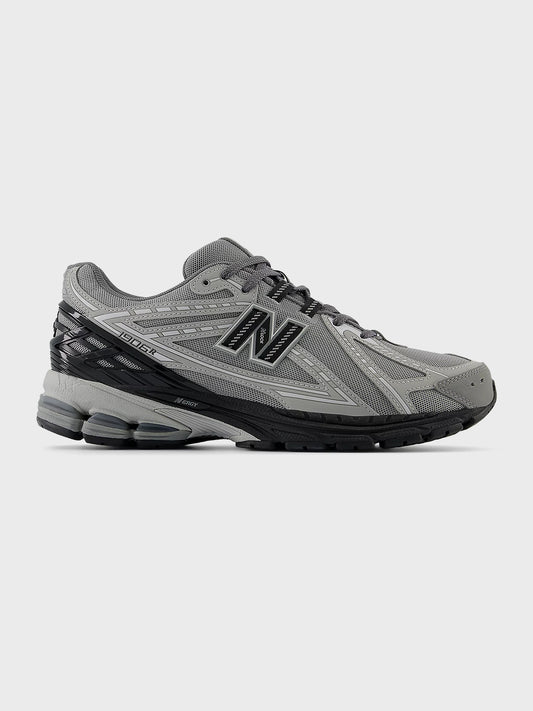 Zijaanzicht van de New Balance 1906 sneaker in grijs met zwart
