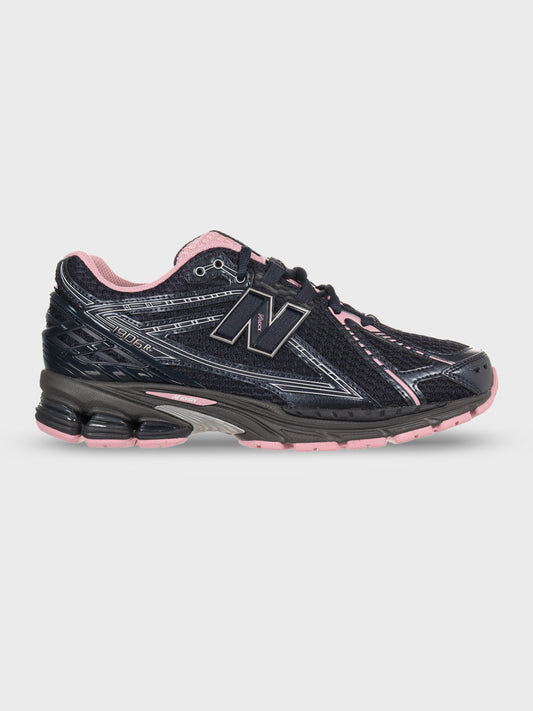 Zijaanzicht van de New Balance 1906 sneakers Eclipse Pink Taffy