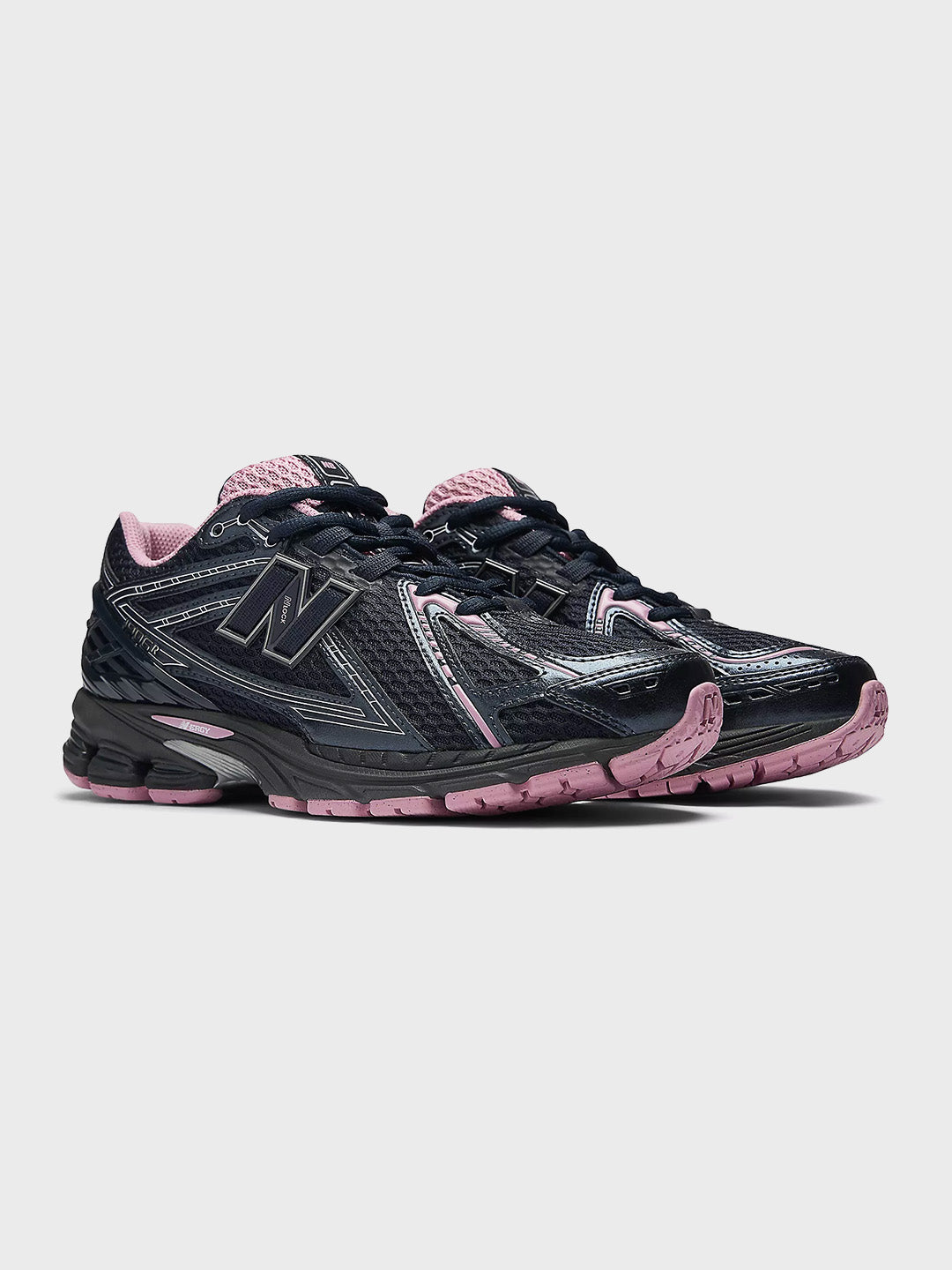 New Balance 1906 Eclipse Pink Taffy sneakers schuin vooraanzicht
