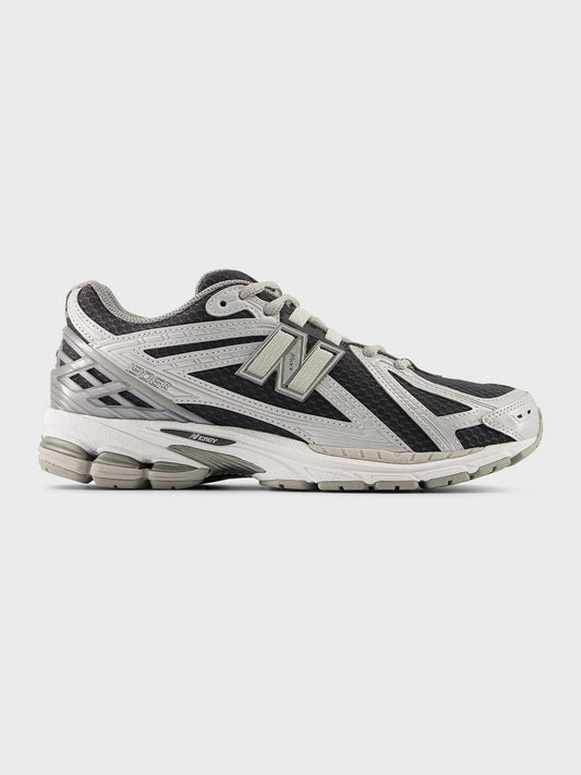Zijaanzicht van de New Balance 1906 in lichtgrijs en donkergrijs mesh