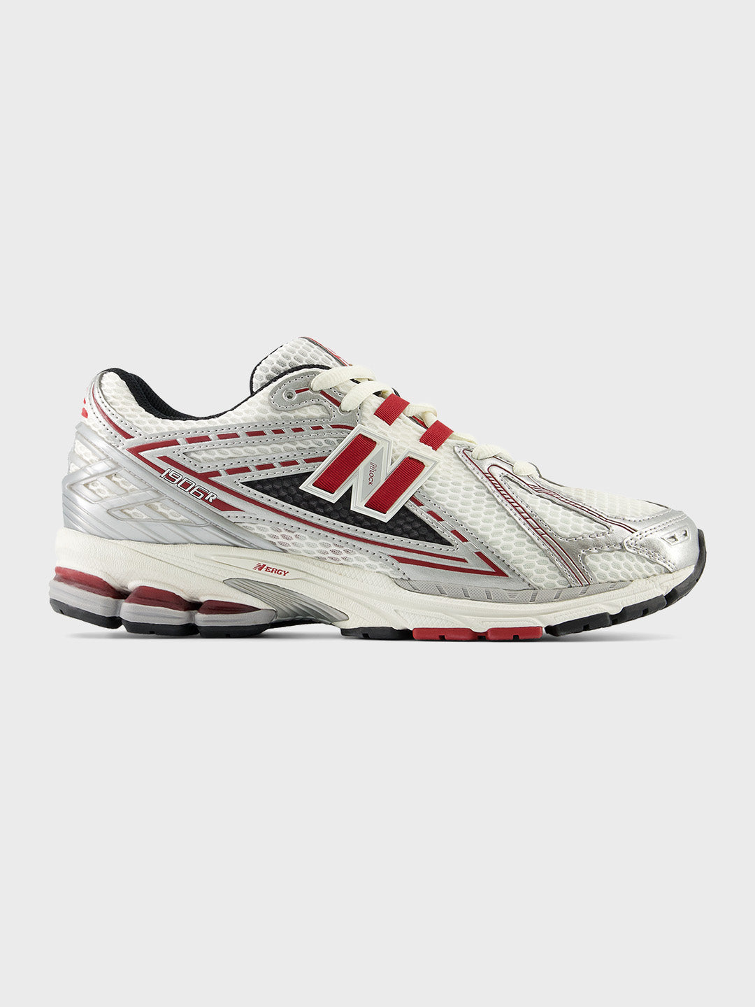 New Balance 1906 sneakers met zilveren overlays en rode accenten, zijaanzicht