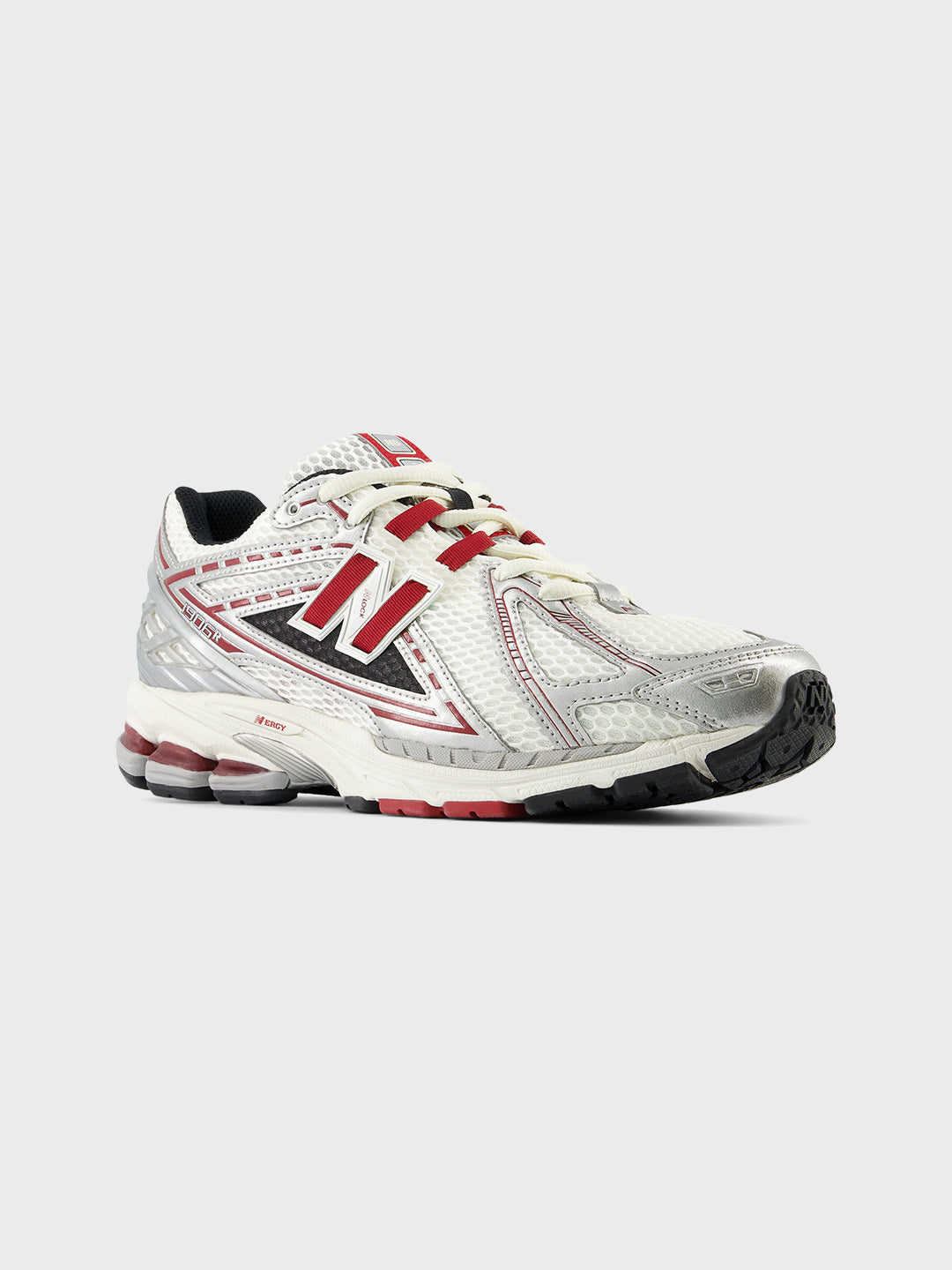 Zilveren New Balance M1906REA sneakers met donkerrode details, schuin vooraanzicht