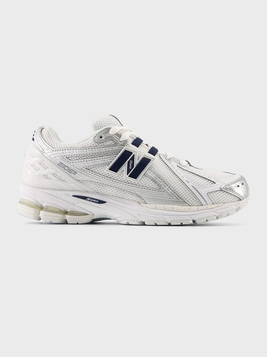 Zijaanzicht van de New Balance 1906 Sneakers in White/NB Navy