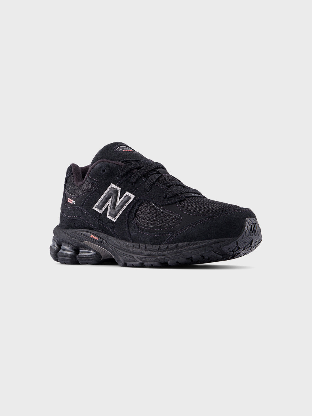 New Balance 2002R (PS) kinderschoenen zwart/red – schuin vooraanzicht