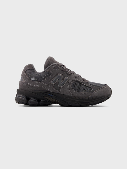 New Balance 2002R (PS) kinderschoenen grijs Castlerock/Black Cement – zijkant