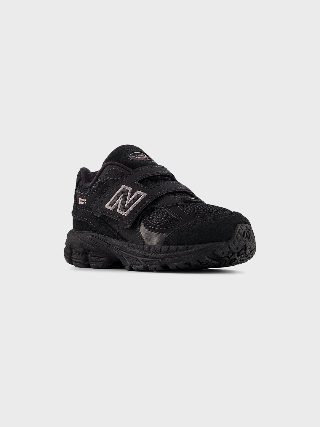 New Balance 2002R (TD) kinderschoenen zwart/red – schuin vooraanzicht