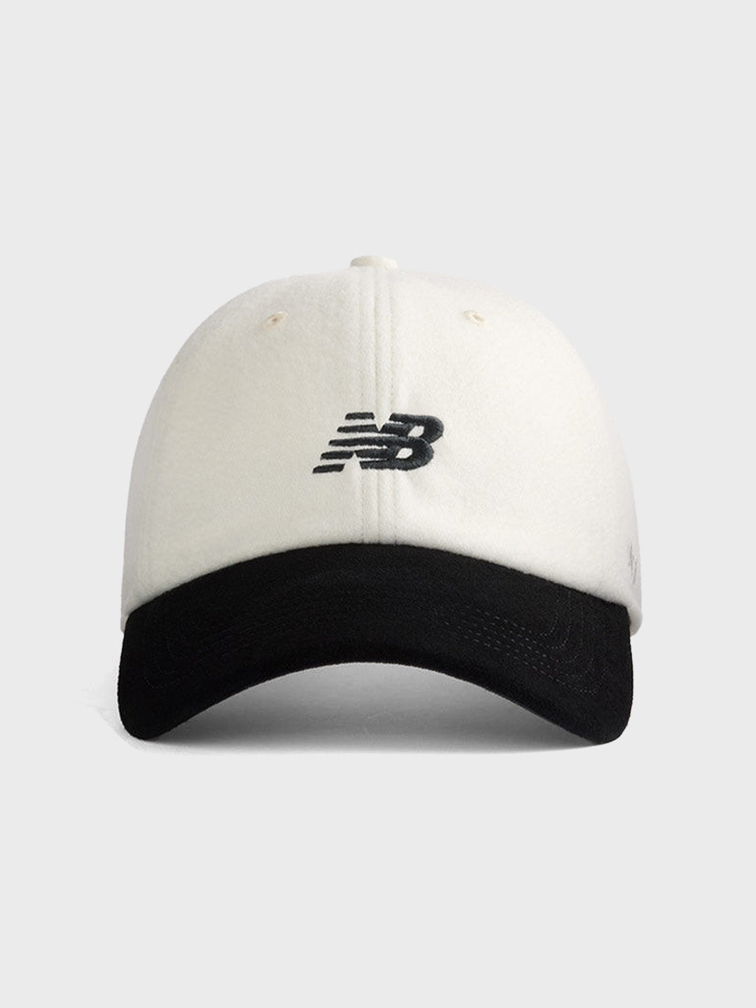Vooraanzicht van de New Balance ’47 Clean Up Cap in Sea Salt/Black