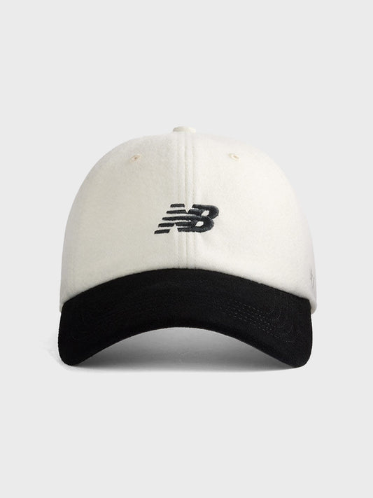 Vooraanzicht van de New Balance ’47 Clean Up Cap in Sea Salt/Black
