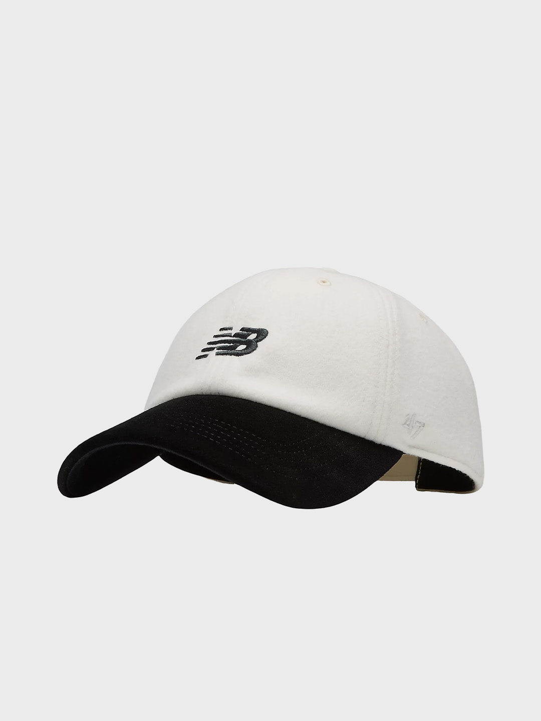 Schuin vooraanzicht van de New Balance cap met gebogen suède klep