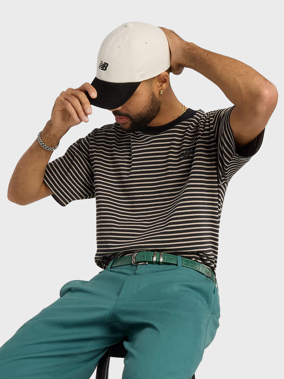 Model draagt de New Balance Clean Up Cap in Sea Salt/Black